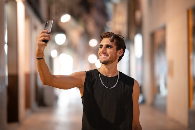 Homem de tiro médio a tirar uma selfie.