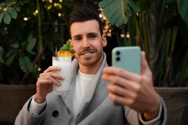 Homem de tiro médio com deliciosa pina colada