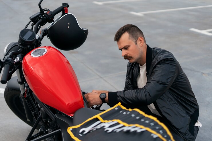 Foto grátis homem de tiro médio com motocicleta ao ar livre