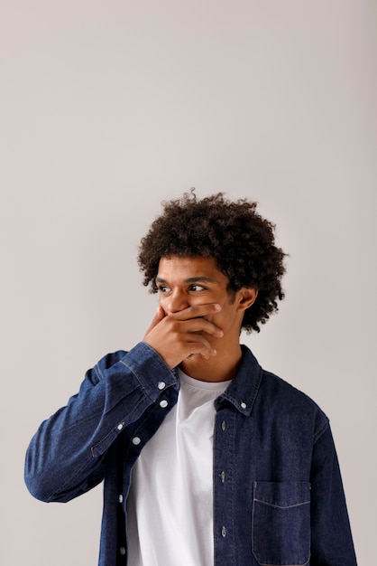 Foto grátis homem de tiro médio com penteado afro