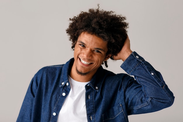 Homem de tiro médio com penteado afro