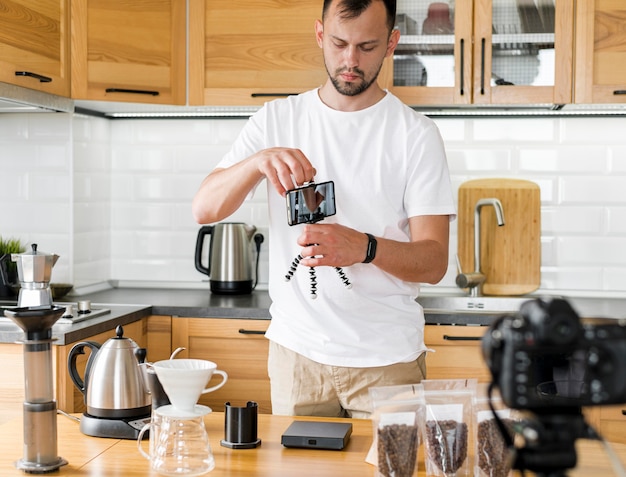 Homem de tiro médio com smartphone