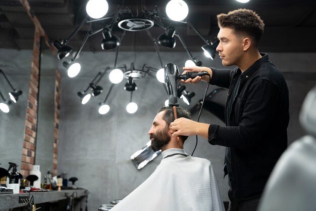 Homem de tiro médio cortando o cabelo