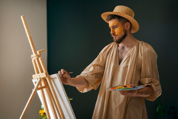 Foto grátis homem de tiro médio criando a caracterização de van gogh