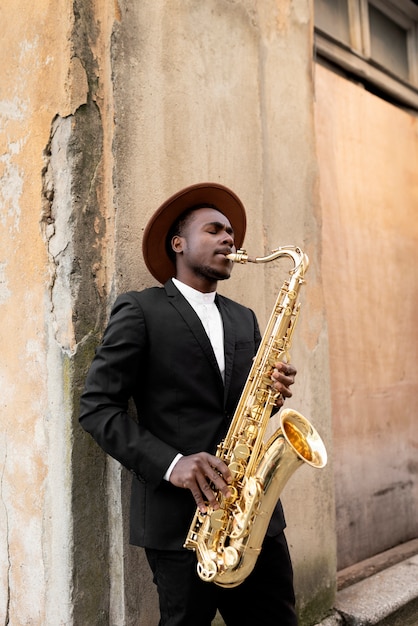 Homem de tiro médio de terno tocando saxofone