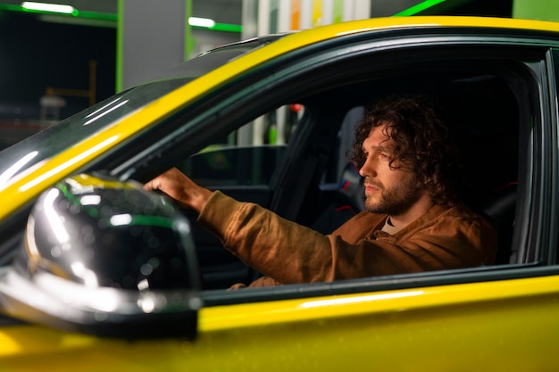 Foto grátis homem de tiro médio em posto de gasolina