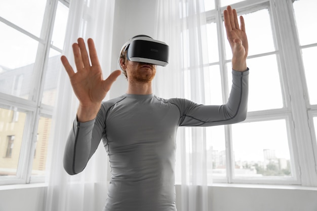 Foto grátis homem de tiro médio fazendo fitness com óculos vr