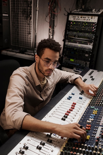 Homem de tiro médio fazendo música