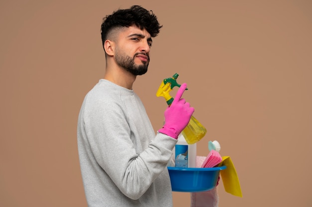 Foto grátis homem de tiro médio fazendo tarefas domésticas