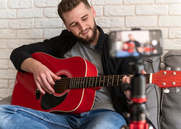 Foto grátis homem de tiro médio gravando a si mesmo