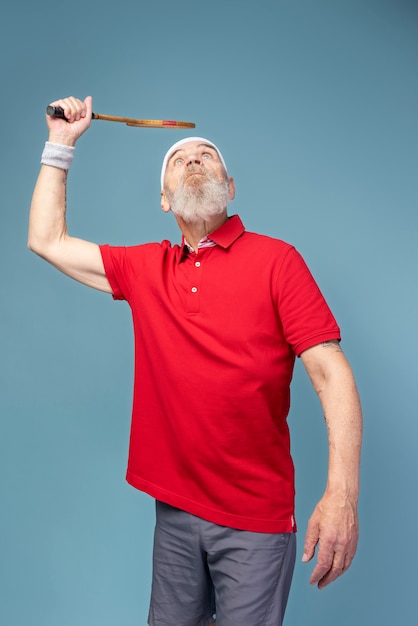 Foto grátis homem de tiro médio jogando jogo