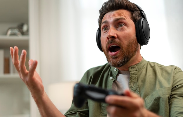 Foto grátis homem de tiro médio jogando videogame