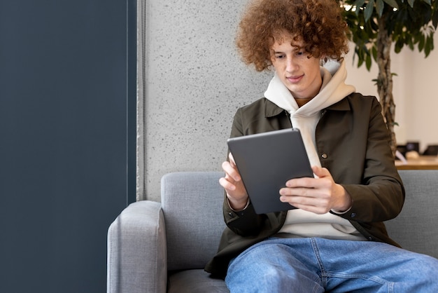 Homem de tiro médio lendo revista digital