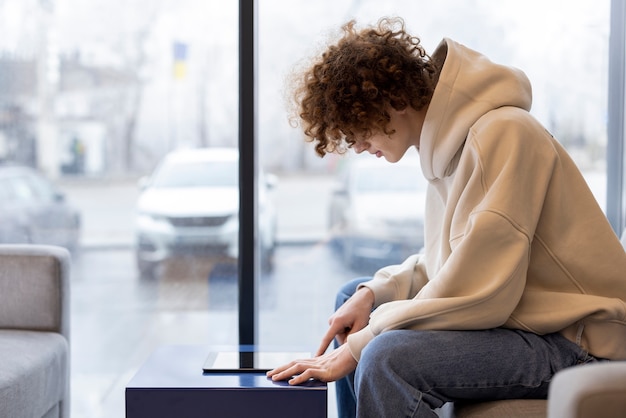 Homem de tiro médio lendo revista digital