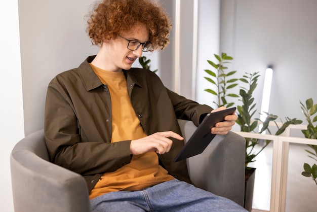 Homem de tiro médio lendo revista digital