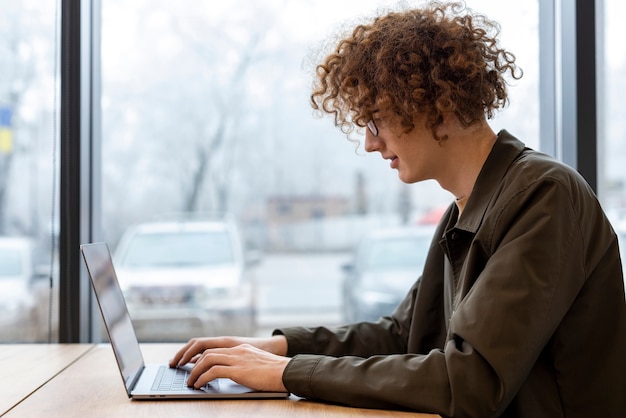 Foto grátis homem de tiro médio lendo revista digital