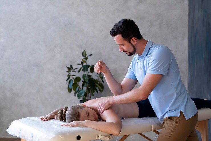 Foto grátis homem de tiro médio massageando o paciente