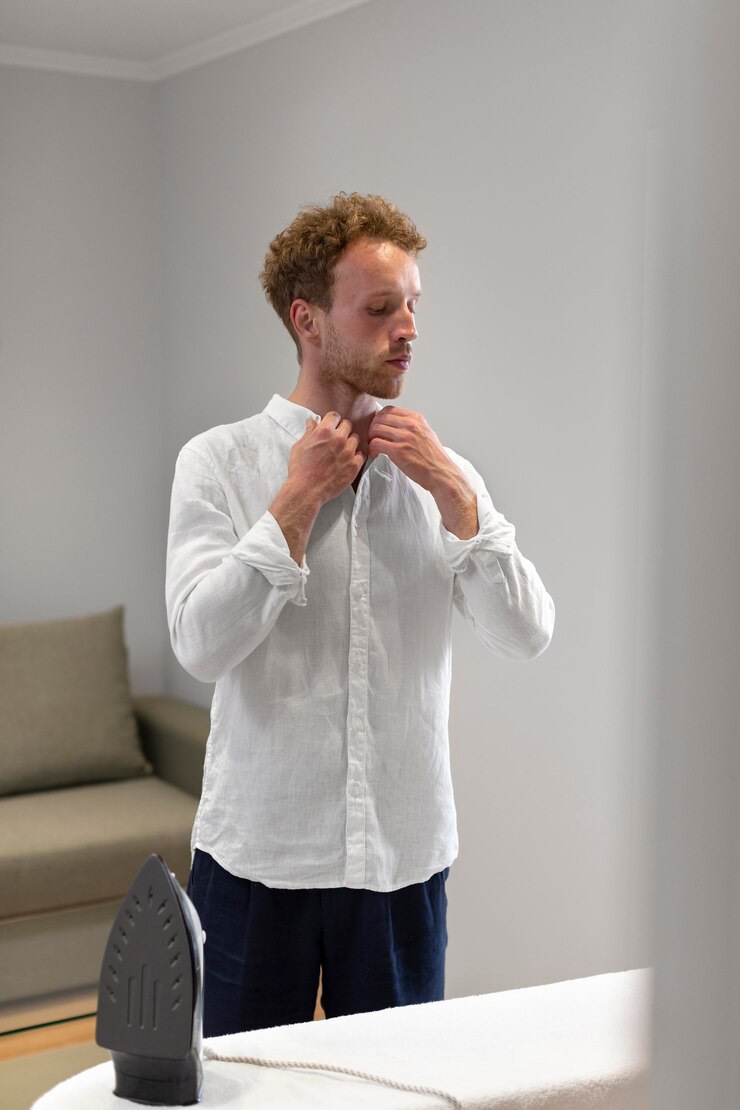 Foto grátis homem de tiro médio organizando a camisa