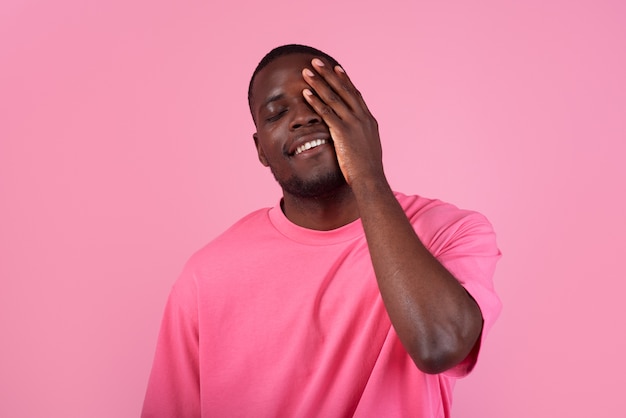 Homem de tiro médio posando com roupa rosa