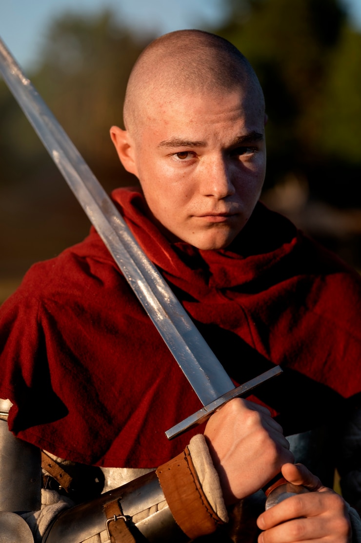 Foto grátis homem de tiro médio posando como um soldado medieval