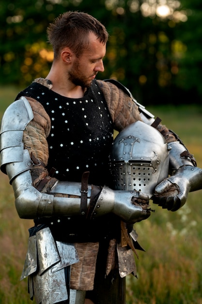 Homem de tiro médio posando como um soldado medieval