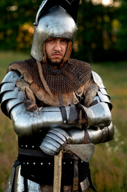Homem de tiro médio posando como um soldado medieval