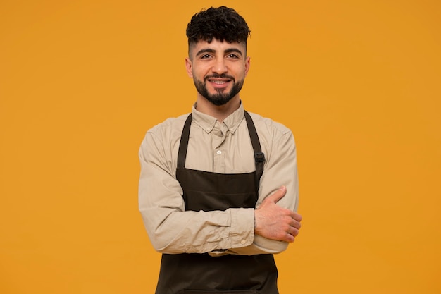 Foto grátis homem de tiro médio posando no estúdio