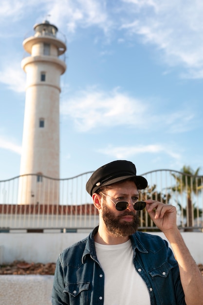 Foto grátis homem de tiro médio posando no farol