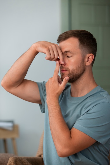 Foto grátis homem de tiro médio praticando ioga facial