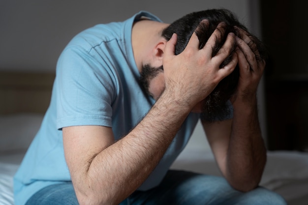 Homem de tiro médio se preocupando em casa