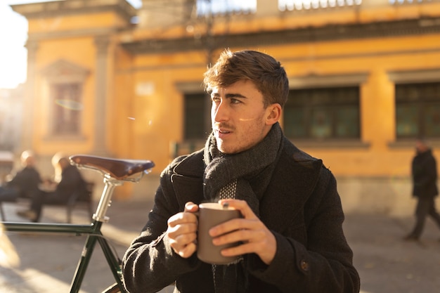 Foto grátis homem de tiro médio segurando a caneca