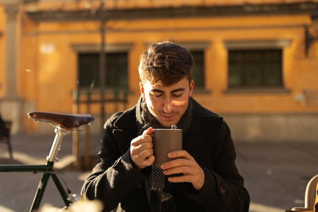 Foto grátis homem de tiro médio segurando a xícara de café