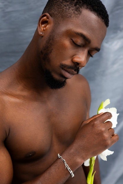 Foto grátis homem de tiro médio segurando flor branca