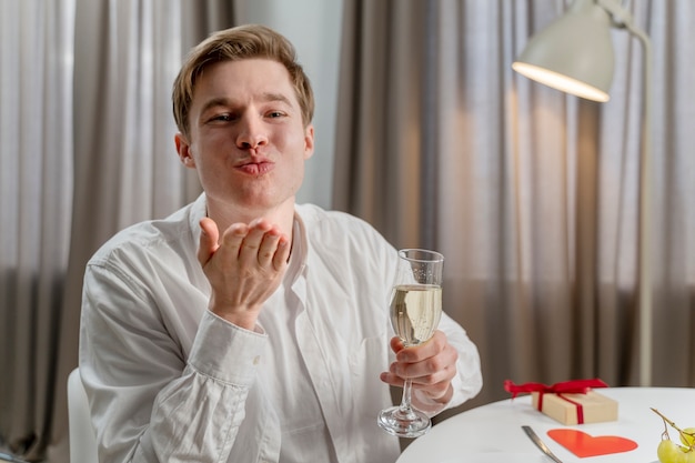 Homem de tiro médio segurando o copo de vinho