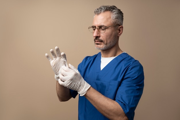 Foto grátis homem de tiro médio segurando o frasco