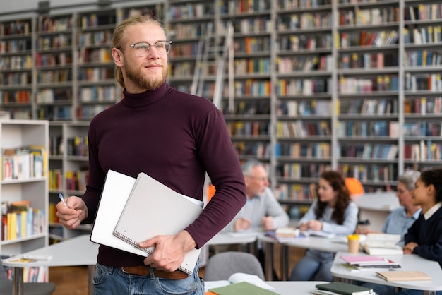 Homem de tiro médio segurando um caderno