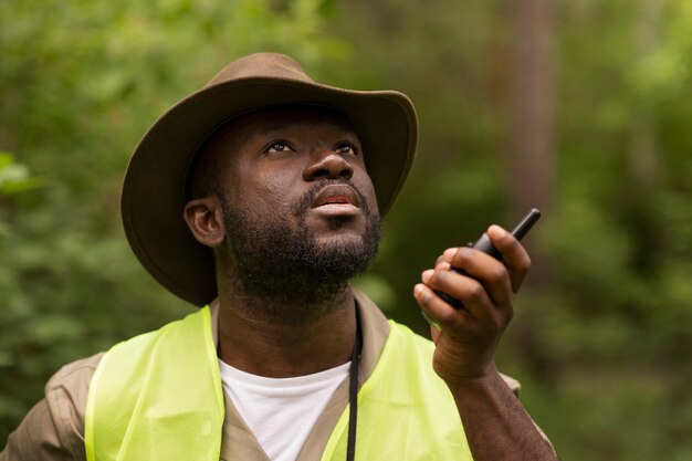 Homem de tiro médio segurando walkie-talkie