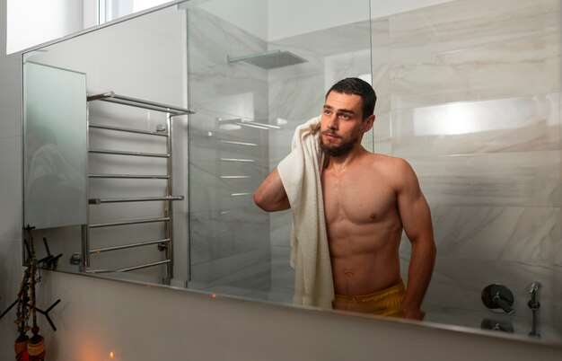 Homem de tiro médio tomando banho
