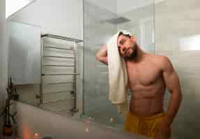 Foto grátis homem de tiro médio tomando banho