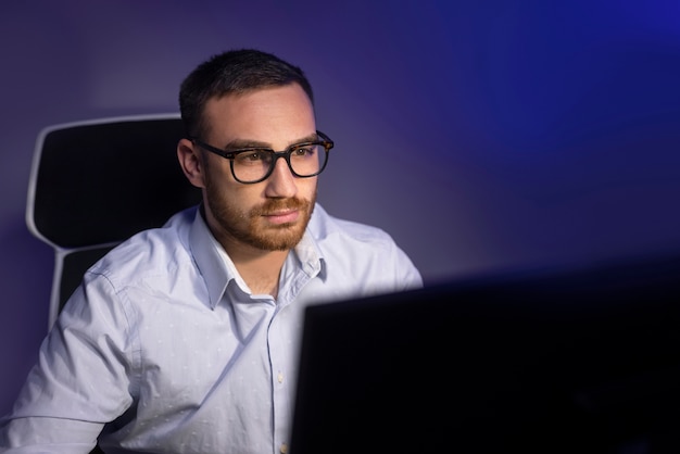 Foto grátis homem de tiro médio trabalhando tarde da noite