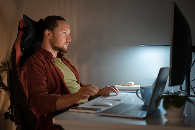 Homem de tiro médio trabalhando tarde da noite