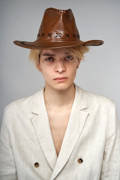 Foto grátis homem de tiro médio usando chapéu de cowboy