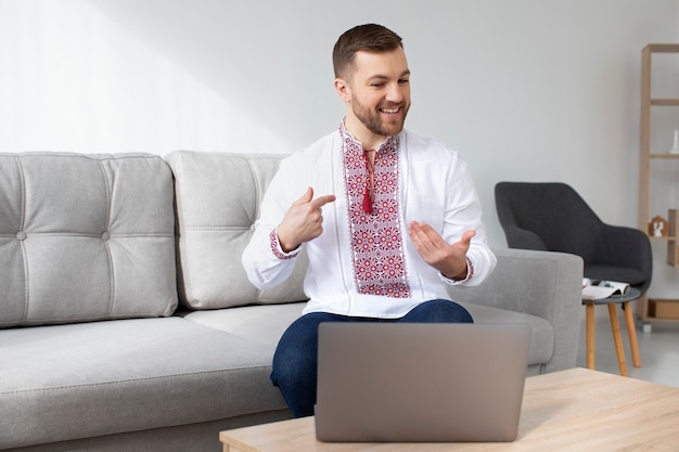 Homem de tiro médio, vestindo camisa tradicional