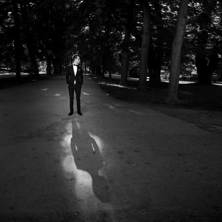 Foto grátis &quot;homem de traje em pé no parque&quot;