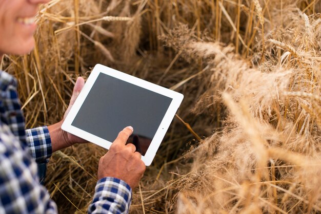 Homem de visão de ângulo de mock-up com um tablet