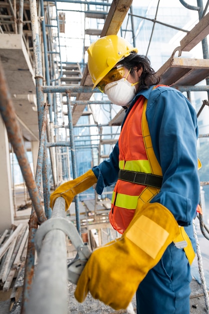 Homem de visão lateral com equipamento de segurança