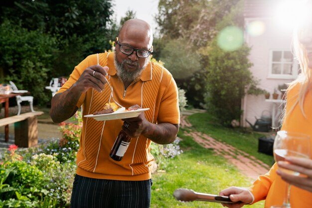 Homem de vista frontal com comida deliciosa