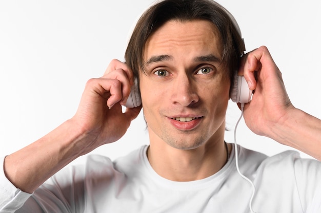 Homem de vista frontal com fones de ouvido