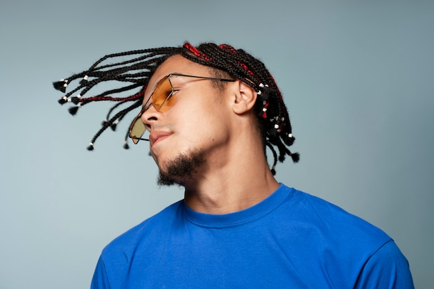 Foto grátis homem de vista frontal com penteado afro