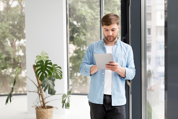 Homem de vista frontal com tablet